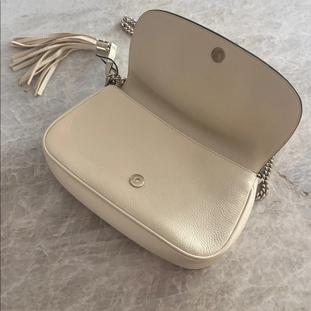 Gucci Cream Crossbody SoHo Bag with Chain Strap